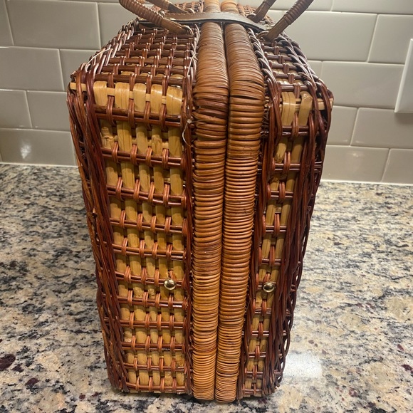 Vintage Wicker hard woven picnic basket luggage bags utensils included - Picture 3 of 4